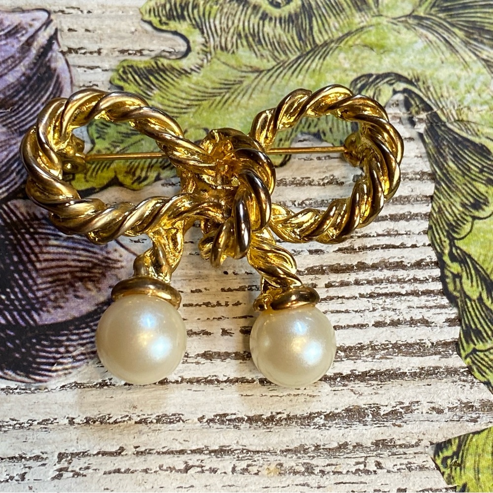 Vintage  Costume Jewellery Bow Brooch Gold Plated Faux Pearls